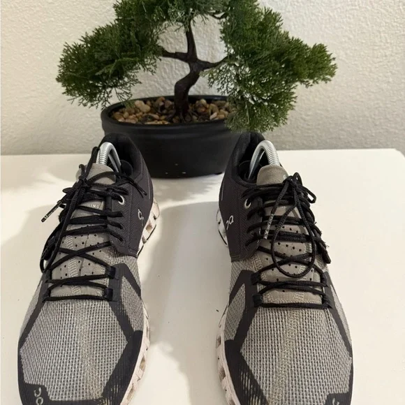 On cloud 5 Men's Black and White Athletic Shoes - Picture 4 of 10